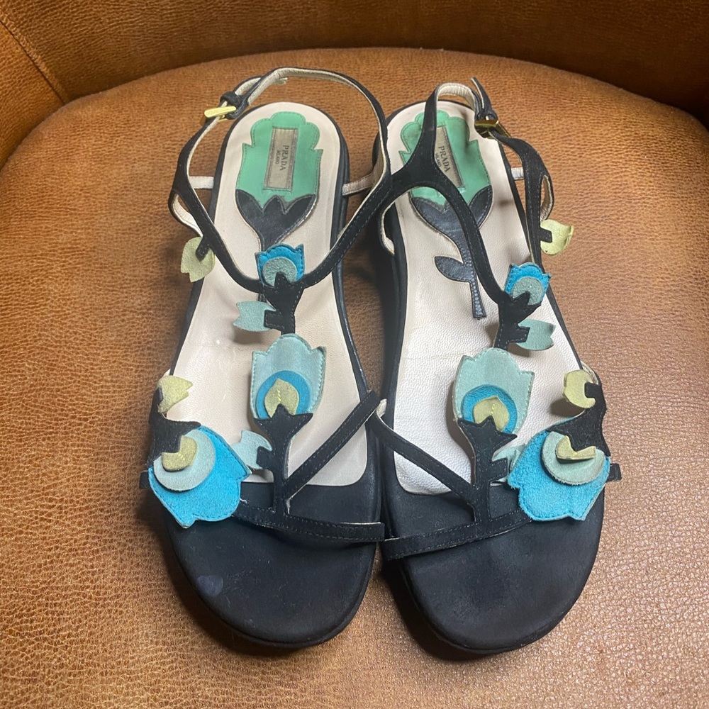 Prada Black Suede/ Leather Floral Flat
Sandals Made in Italy Size 38
Vintage Y2K